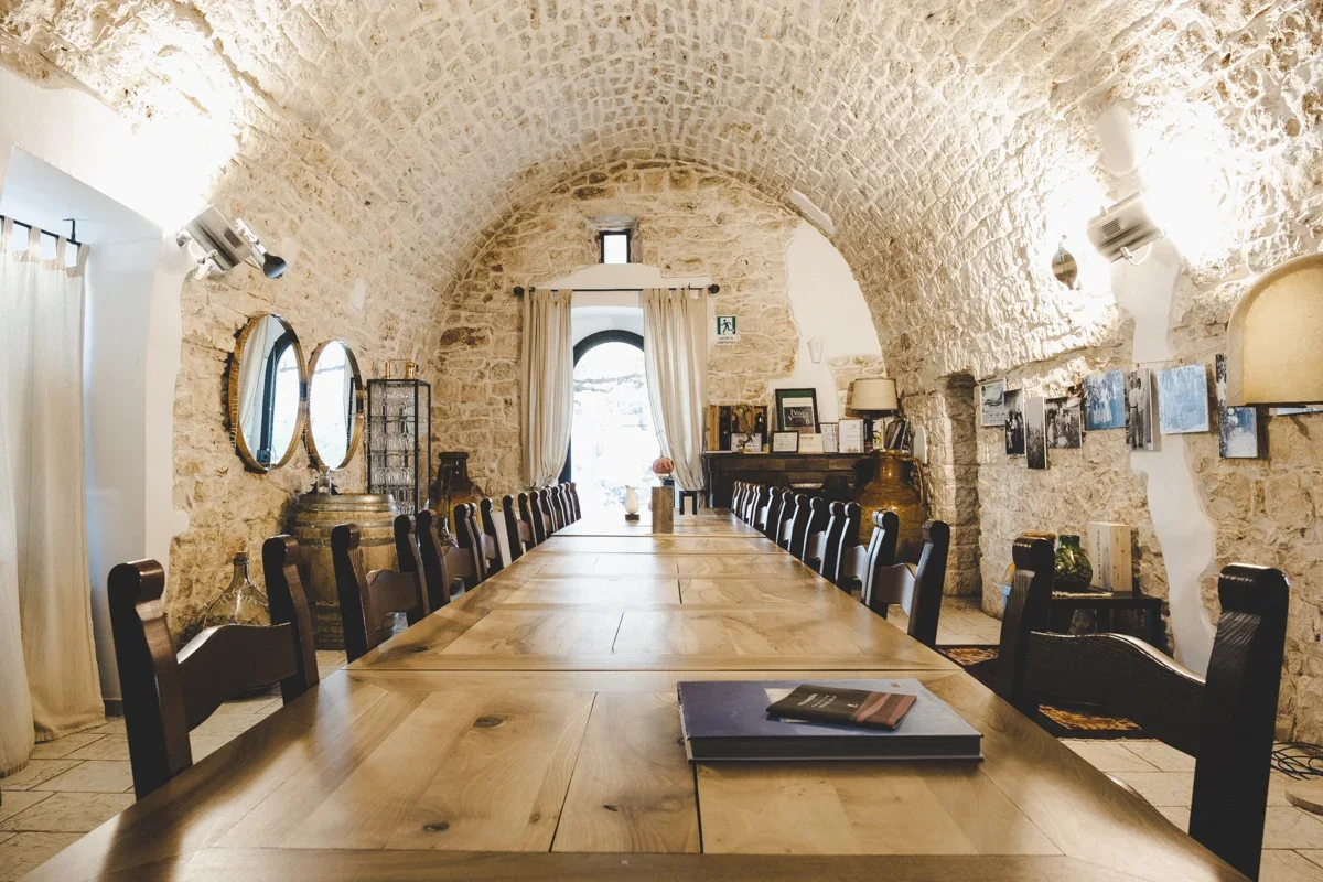 La sala delle Cantine Polvanera, con il grande tavolo sotto le volte in pietra